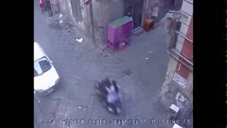 Orrore a Napoli video choc così il killer uccide davanti a tutti [upl. by Yemar]