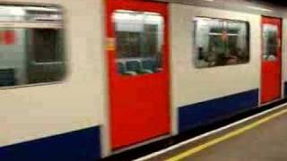 District line train departs from Tower Hill tube station [upl. by Dorothea]