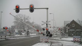 Spoorwegovergang Doetinchem  Dutch railroad crossing [upl. by Adair]