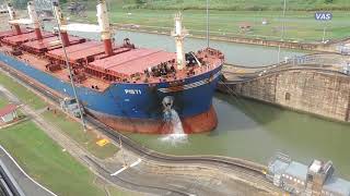 Canal de Panamá con barcos pasando [upl. by Llenra850]