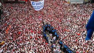 Fêtes de Pampelune 2018  les gaitas jouent au coeur de la foule [upl. by Mandel]