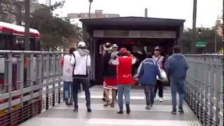 Pelea de Barras Bravas de Santafé y Millonarios en Transmilenio [upl. by Florence]